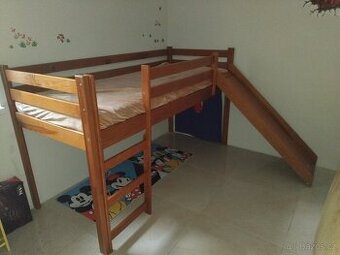 Dětská postel se skluzavkou