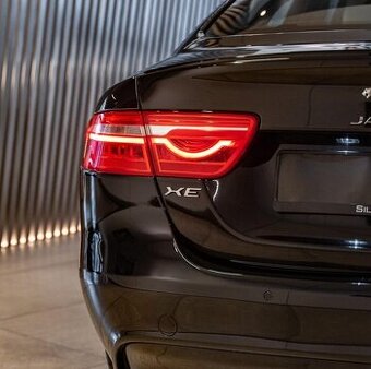 Jaguar XE 760 zadní svetlo leve kufrove dvere