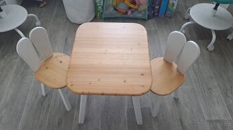 🧸 DĚTSKÝ DŘEVĚNÝ SET – STŮL + 2 ŽIDLIČKY