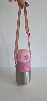 Dětská termo láhev CALPOL se slámkou a popruhem – růžová