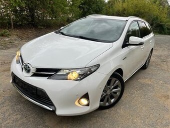 Toyota Auris 1.8i 73kw - Hybrid 1.majitel po servisu top