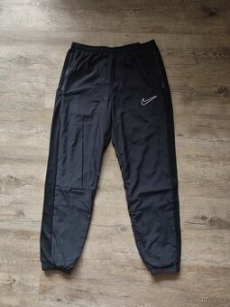 Nike nové pánské kalhoty / tepláky - vel. M
