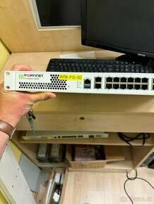 Router Fortinet FortiGate 200E - 1