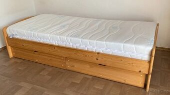 postel s úložným prostorem