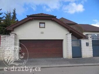 Rodinný dům s bazénem, garáží a pergolou Praha-Točná,