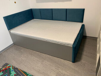 Postel s úložným prostorem