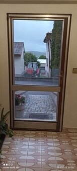 Ocelové vchodové dveře s kouřovým sklem