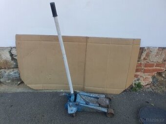 Automobilový zvedák. Profesionální