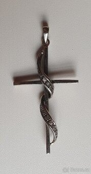 větší stříbrný přívěsek kříž se zirkony 9g