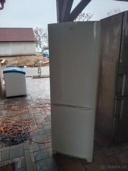 Lednice s mrazakem Indesit