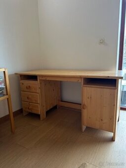 Víceúčelový kancelářský stůl.