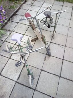 Historické plechové tříkolky a koloběžka