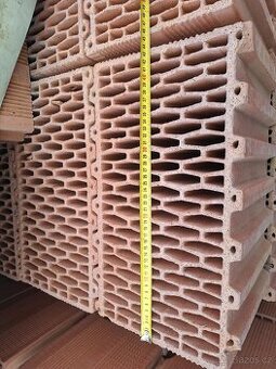 Červená cihla broušená 44 cm