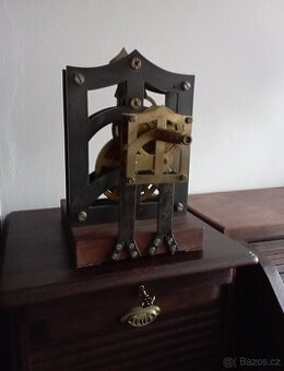 Starožitný hodinový stroj věžních hodin