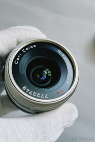 Carl Zeiss Biogon 28mm f/2.8 + caps