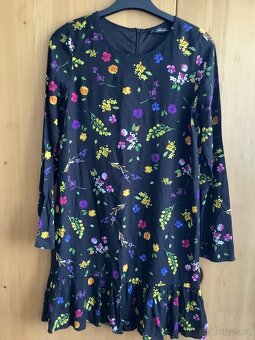 ZARA Trafaluc collection- černé šaty s květinami - 1