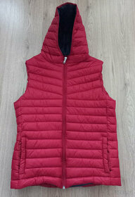 Červená prošívaná vesta s kapucí RESERVED (Pánská vesta)