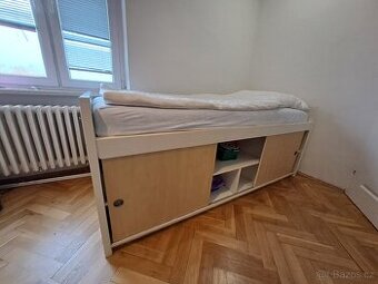 Postel s úložným prostorem