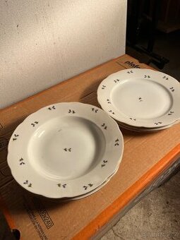 Sada starých porcelánových talířů