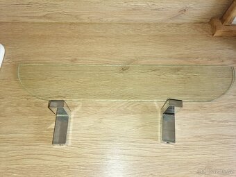 Sklené police do koupelny s konzolami