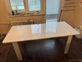 Jídelní stůl + 4 židle (židle opotřebené)