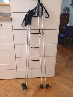 Dvoje hůlky na běžky skoro nové 100 a 110cm