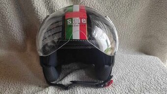 Stylová přilba na motorku nebo skútr. Nová