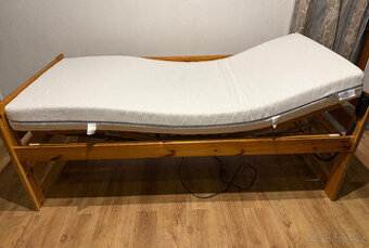 Zdravotní postel s elektrickým roštem a zdravotní matrací