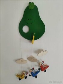 BINO dřevěný závěsný kolotoč HRUŠKA S HOUSENKAMI