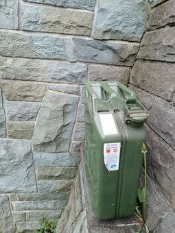 kanystr plechový nový i starší, více kusů cena 200kč