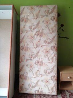 válenda s úložným prostorem a nočním stolkem