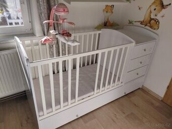 Rostoucí kombinovaná postýlka s přebalovacím pultem