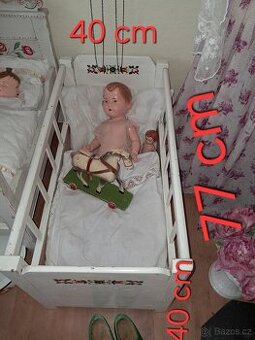 Starožitná postýlka pro panenky