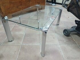 Skleneny konferencni stolek, stul k tv