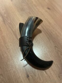 Buvolí picí roh s opaskovým závěsem