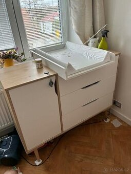 Komoda s odnímatelným přebalovacím pultem