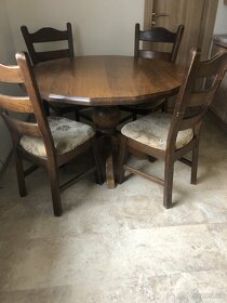 jídelní stůl masiv se čtyřmi židlemi