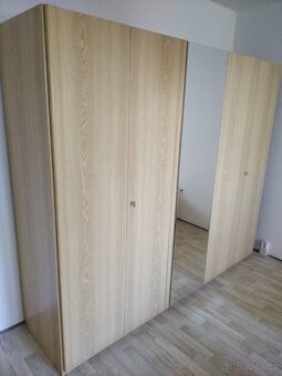 Velká šatní skříň se zrcadlem