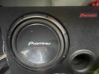 Subwoofer a zesilovač