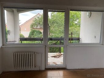 Použitá plastová okna 3sklo venek dekor dub, vnitřek bílá
