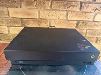 Xbox One X + Kinect + 2 orig ovladače + Hra Kinect Rivals
