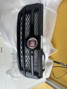 Originální černá maska / přední gril pro Fiat Freemont Cross
