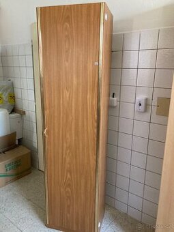 Skříňka od předsíňové stěny