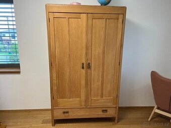 STAROŽITNÁ ŠATNÍ SKŘÍN PO RENOVACI