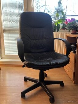 Daruji pracovni stul vcetne kancelarske zidle ZA ODVOZ