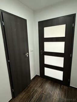 Dveře šedé 90 cm pravé a 60 cm levé