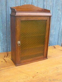 Závěsná skříňka na zeď starožitná