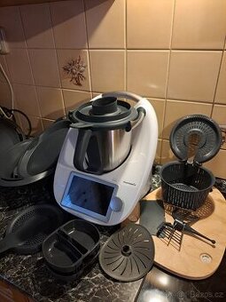 Thermomix TM6 + 17 ks příslušenství  + kuchařka – výborný st