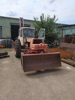 Traktor bagr Bělorus