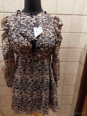 ZARA. Jarní šaty s dlouhým rukávem.